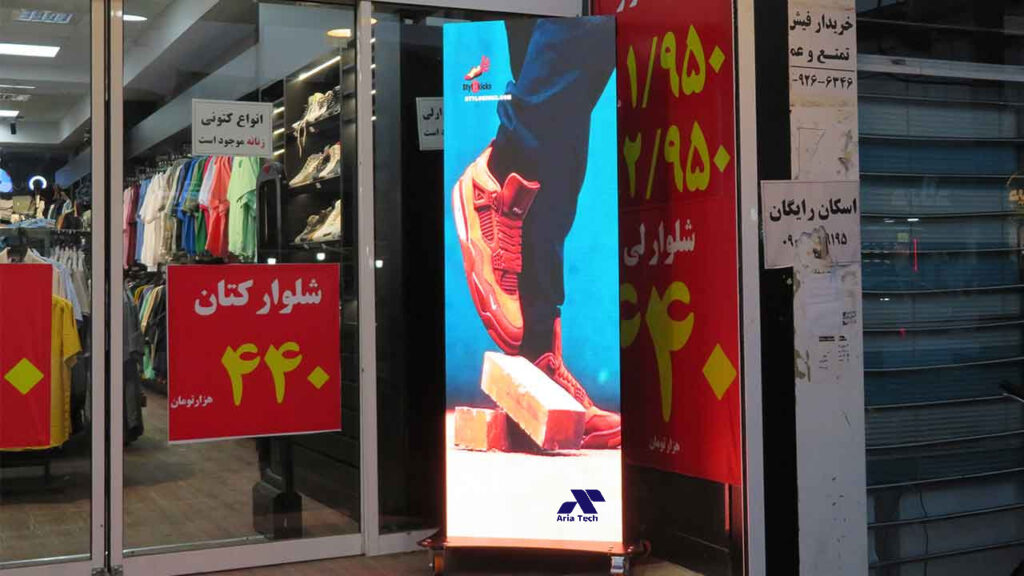 استند دیجیتال تبلیغاتی نصب‌شده در فروشگاه پوشاک بهنام بابلسر