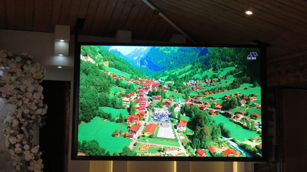تلویزیون خانگی با رزولوشن 4K برای محیط داخلی و اتاق نشیمن